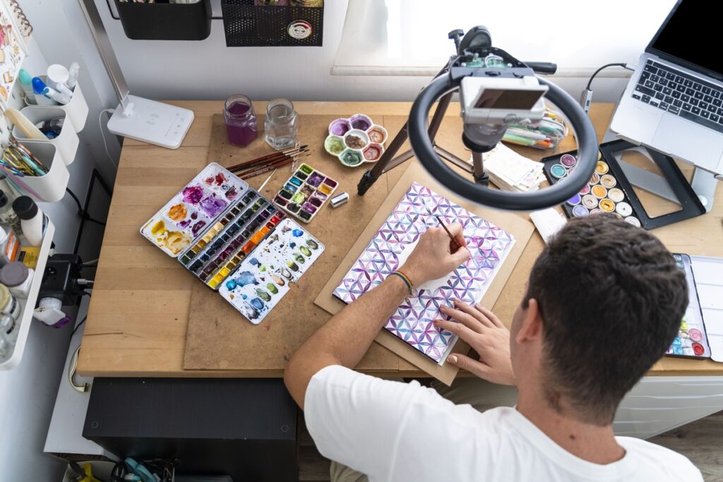 Jovem trabalhando com aquarela em casa