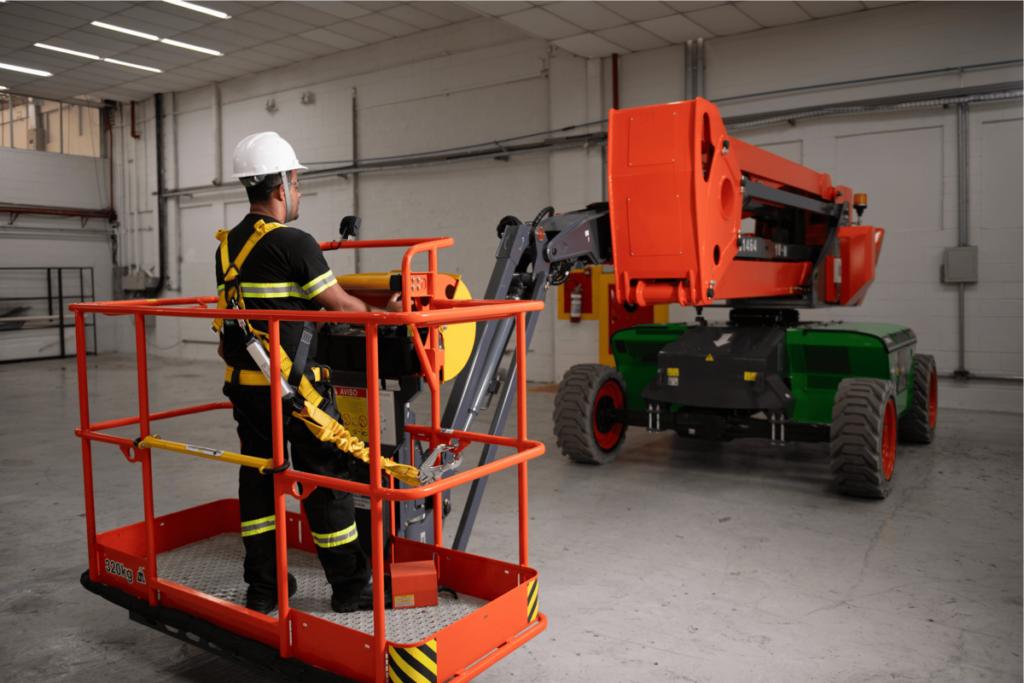 Homem operando plataforma elevatória
