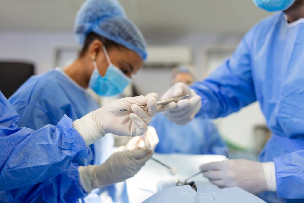Brasil importa maioria dos insumos cirúrgicos dos EUA