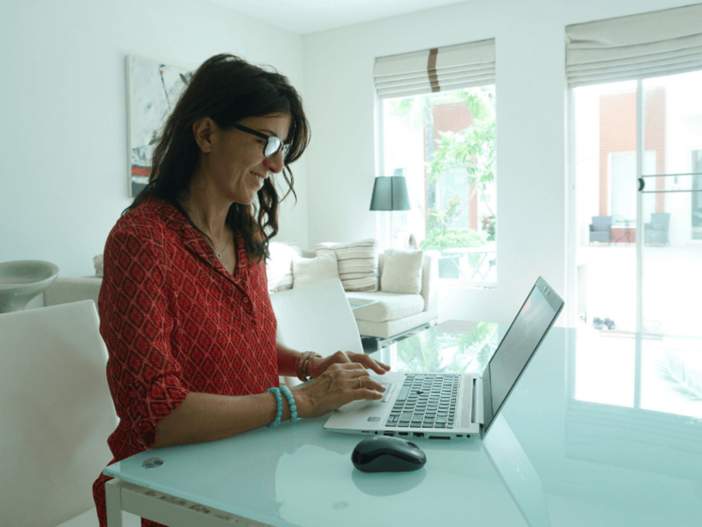 Mulher trabalhando em home office