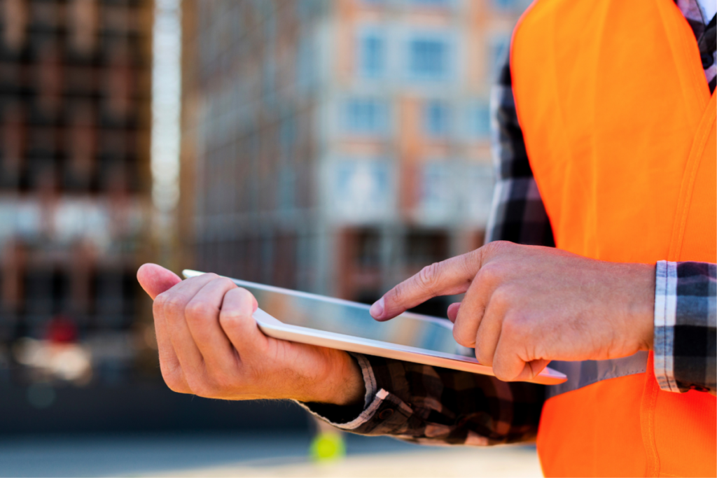 Engenheiro de construção usando tablet