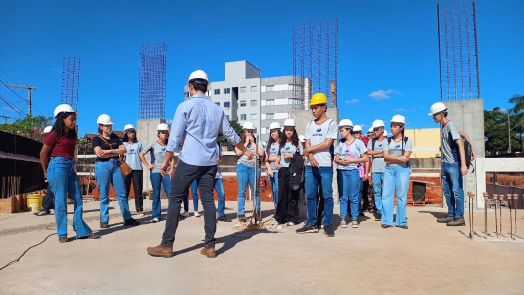 Alunos visitam obra do Residencial Central Park, em Curvelo