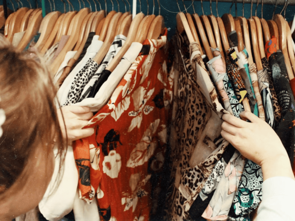 Mulher comprando roupa