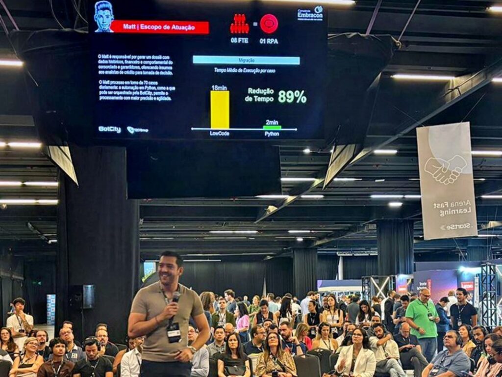 Diego Arcanjo apresentando o case