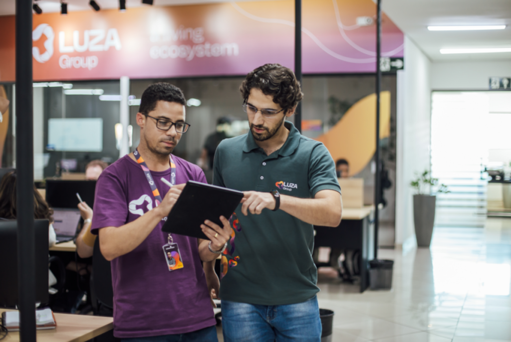 LUZA Group: escritório com equipe ativa