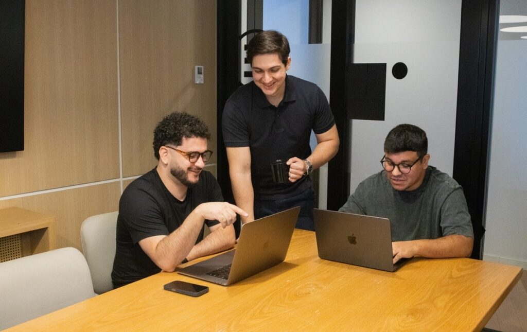 Sócios da Goatspace em reunião.