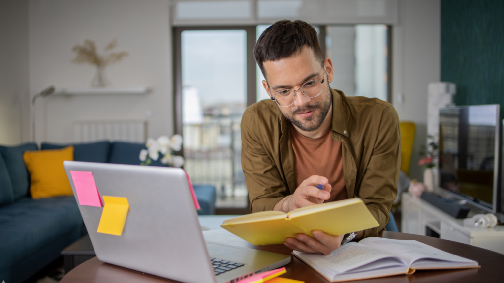Estudante com computador e livros