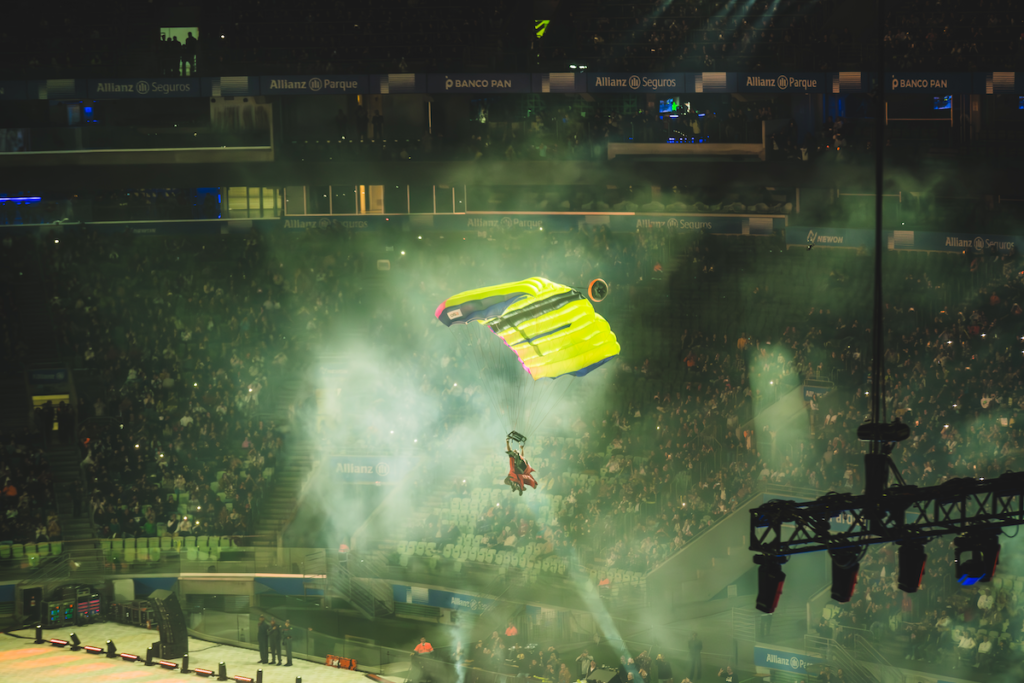 Flávio Jordão realiza pouso de wingsuit dentro do Allianz Parque