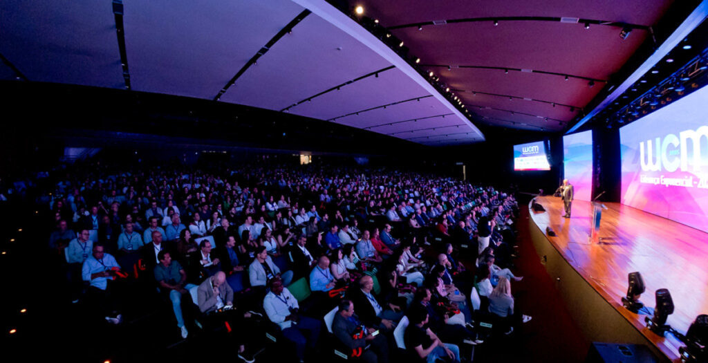 Pessoas no auditório na abertura do WCM