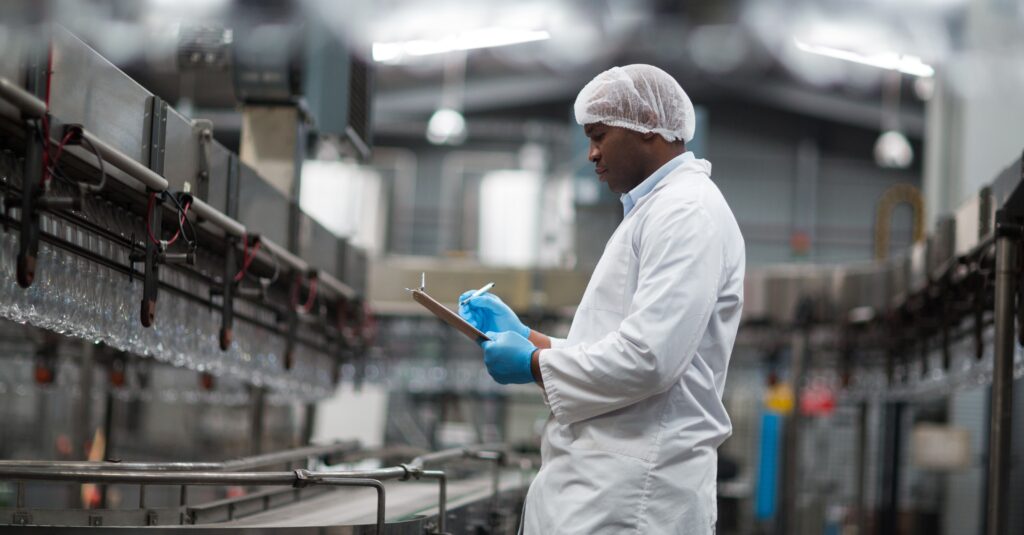 Homem negro trabalhando em fábrica