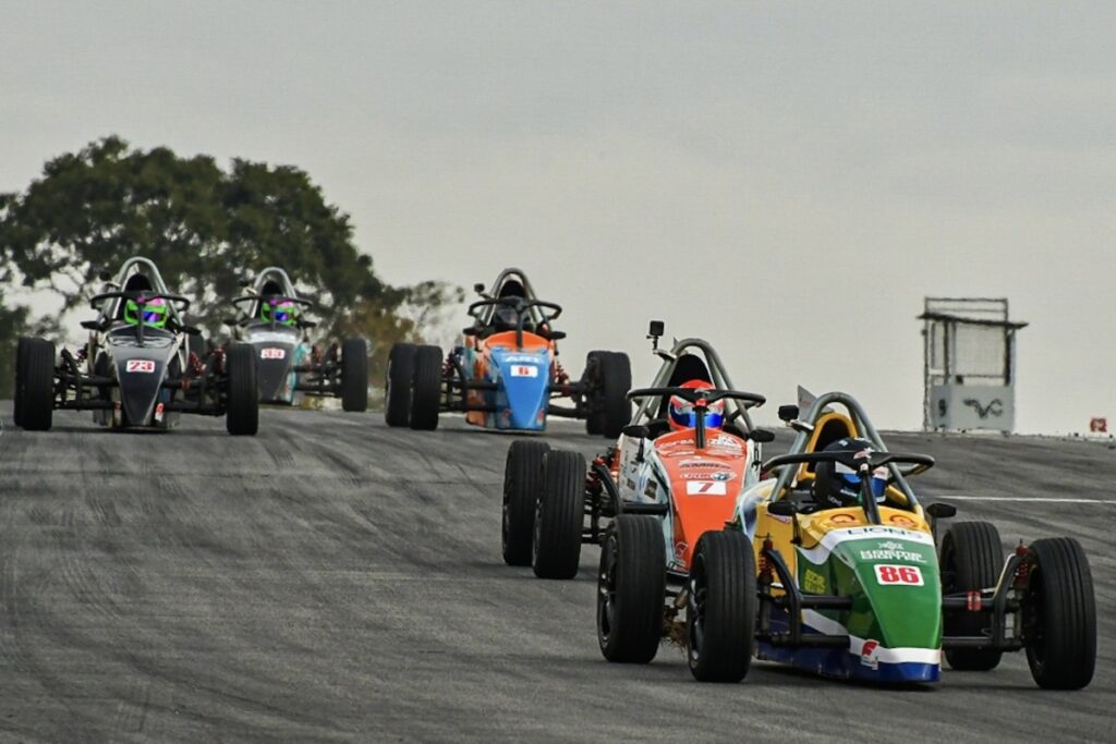 carros da formula vee em disputa