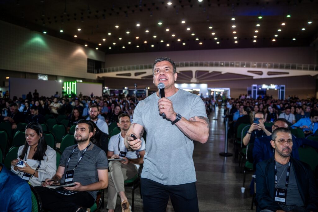 Lázaro do Carmo Jr. fala a empresários