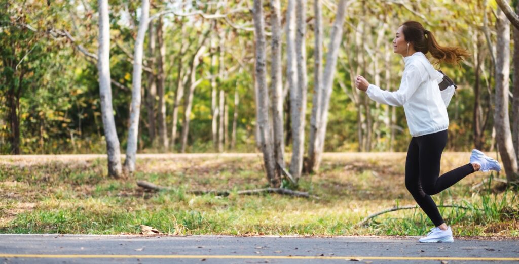 Jovem mulher praticando corrida