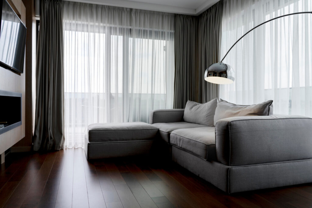 Limpeza de cortinas residenciais e comerciais exige atenção