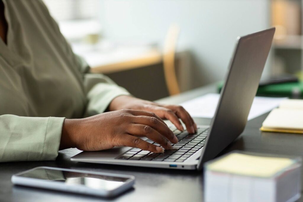 Estudante em curso EAD no computador.