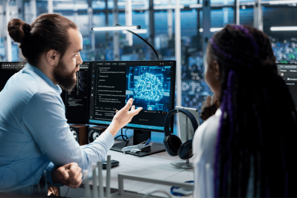 Homem e mulher olhando para um PC