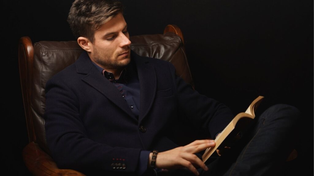 homem lendo livro