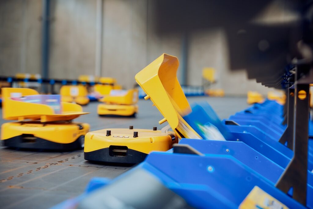 Armazem automatizado com AMRs e WMS