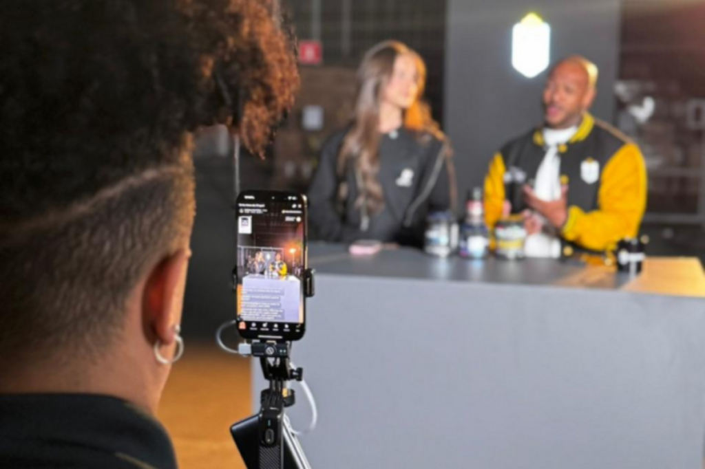 Homem filma influenciadores em live