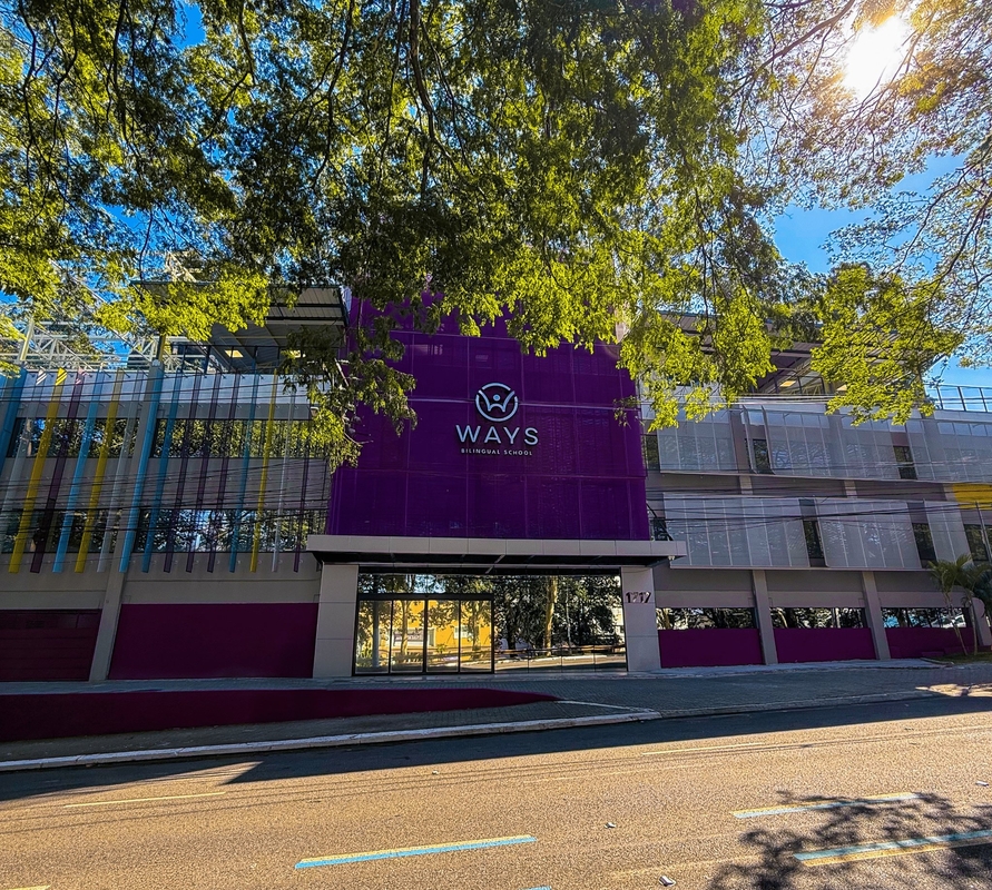 Foto da fachada da escola em SP