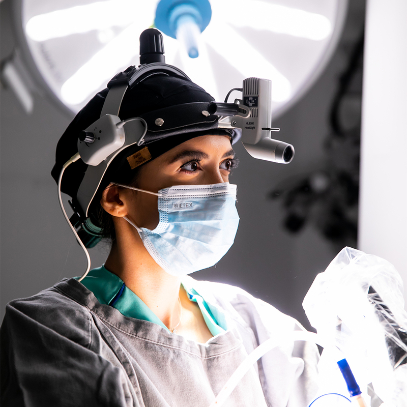 Dra. Dayane de Paula Sousa em cirurgia.
