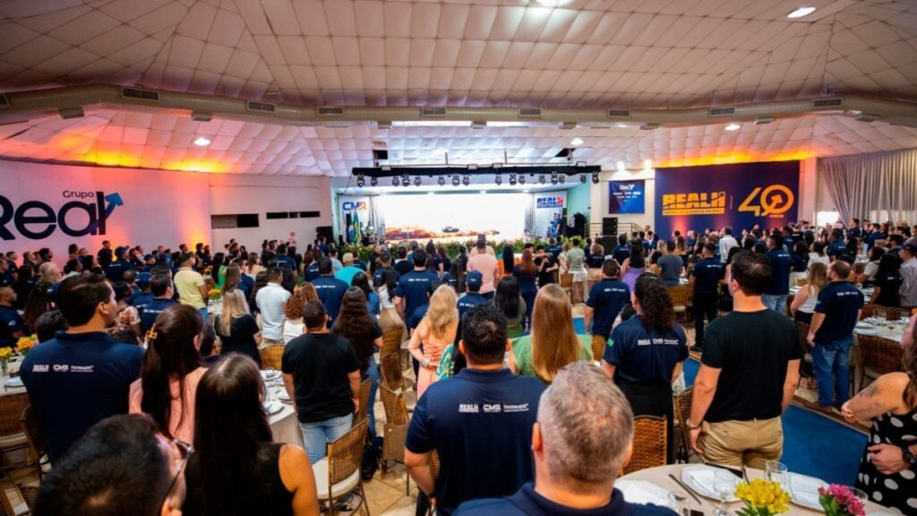 Funcionários do Grupo Real reunidos