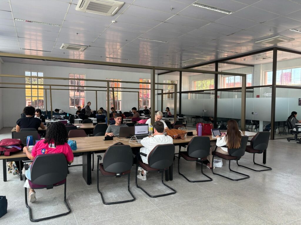 Pessoas nos espaços para reuniões