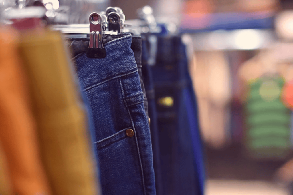 Cabide com roupas plus size