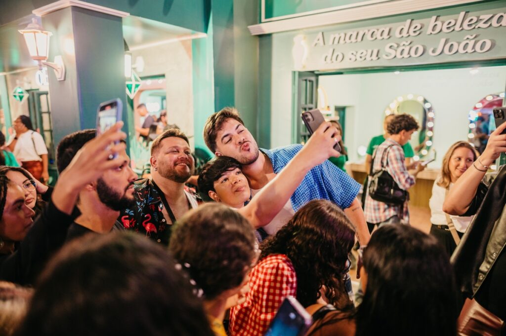 Influencer tirando fotos