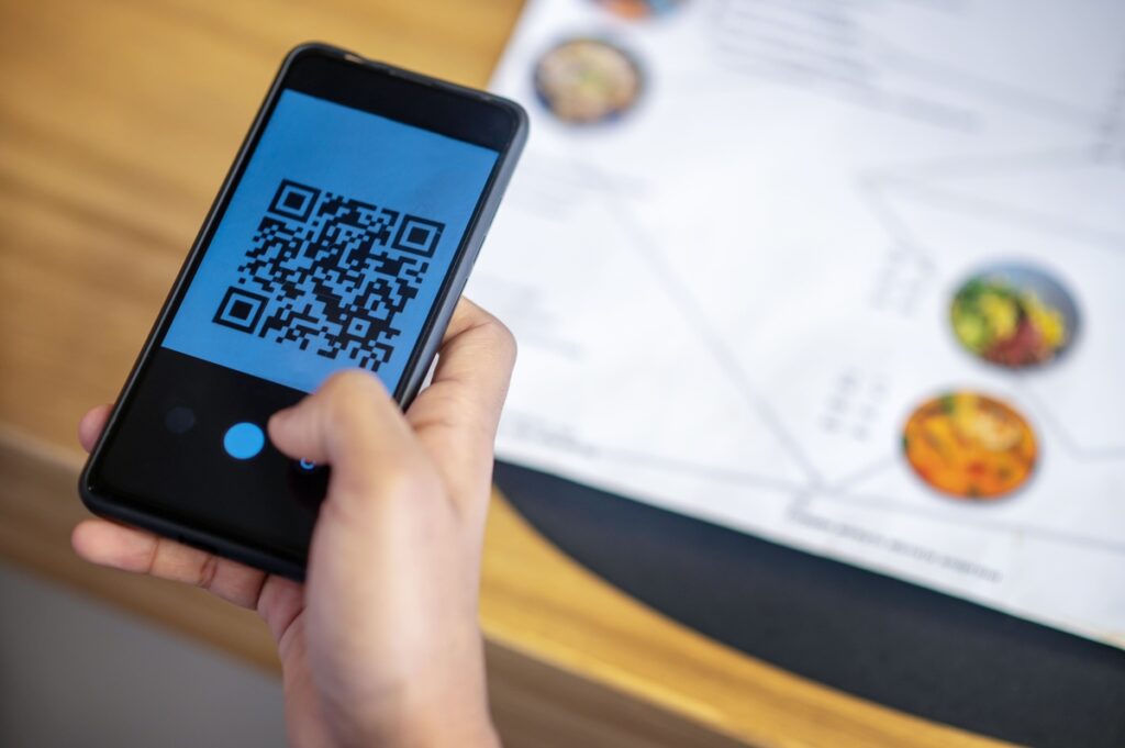 Pessoa escaneando qr-code