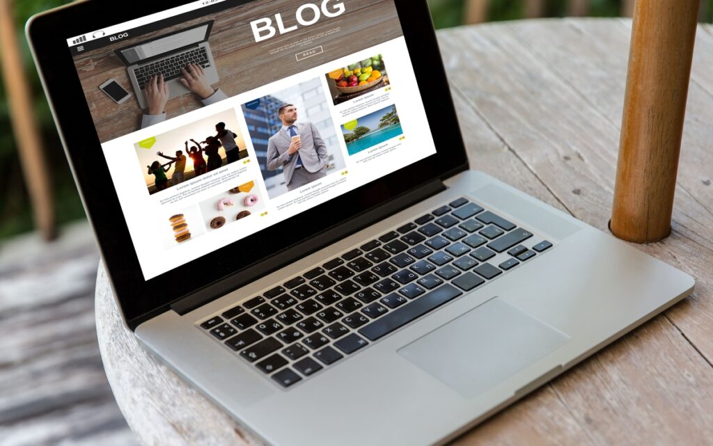 Pessoa escrevendo um artigo no blog