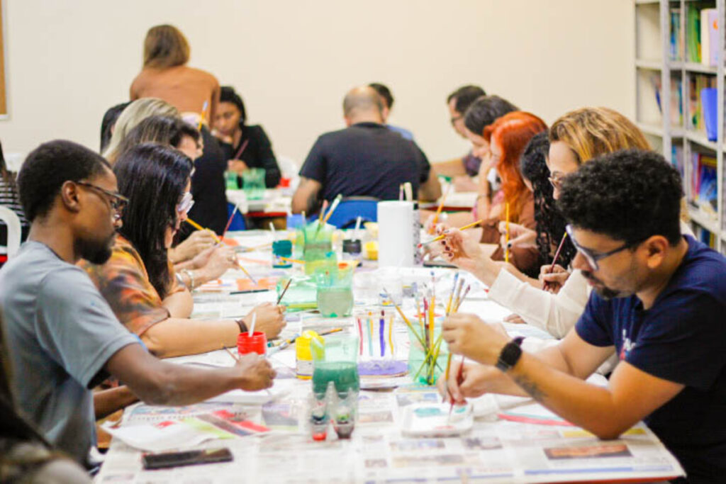 Imagem colorida em sala de aula
