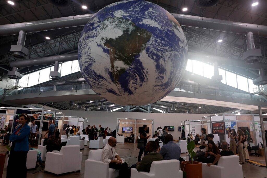 Globo terrestre na Blue Zone da COP 30