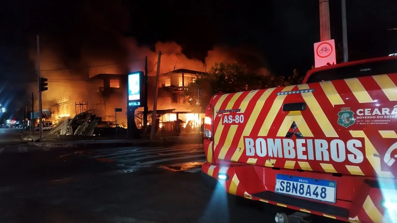 PPP Cagece/Ambiental auxiliou no combate ao incêndio da sucata Chico Alves; caminhões-pipa abasteceram unidades dos bombeiros