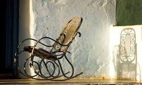 A Crônica da Ana Márcia: “Entre calçadas e redes sociais”