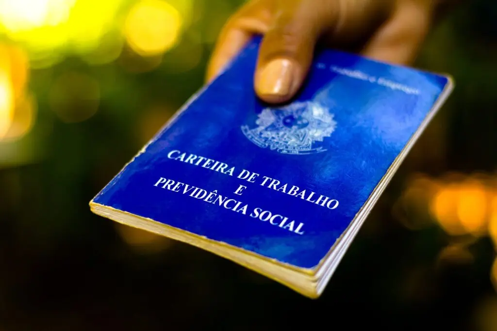 Desmantelando mito que ameaça direitos do trabalhador: CLT é preferência de 80% dos brasileiros que buscam emprego