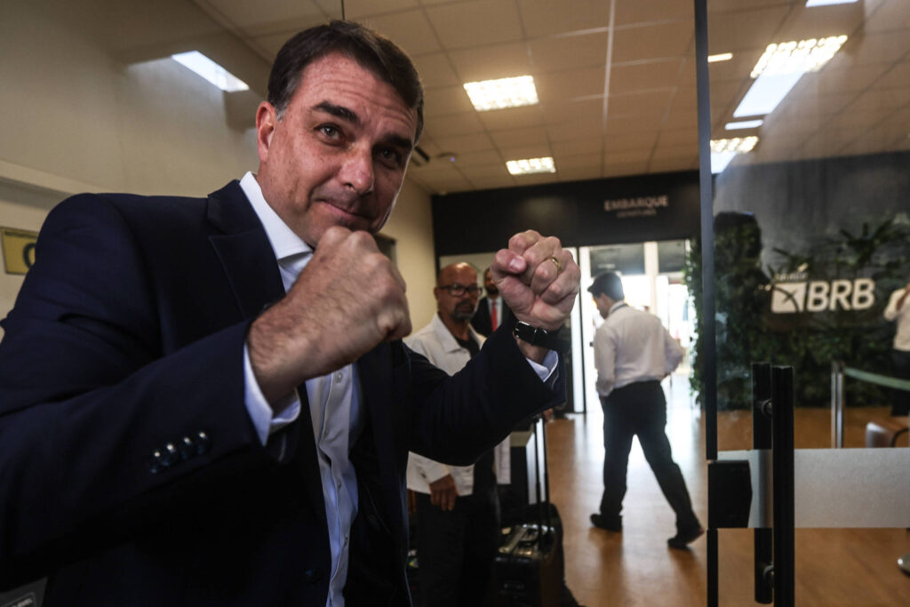 Que o fascismo tire o dark horse da chuva: Flávio agora vai brincar de “resistência”; miliciano é assim mesmo
