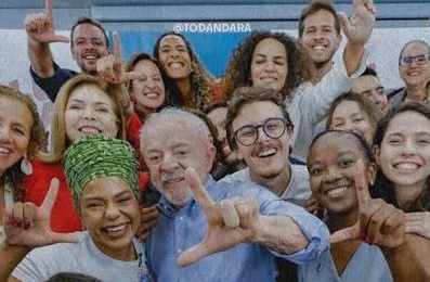 A Coluna do Roberto Maciel (27.10): A juventude mostra de que lado o Brasil quer ficar
