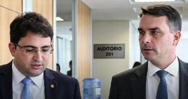 Polícia Federal investiga se avião do cúmplice Willer Tomaz levou Flávio Bolsonaro à Argentina