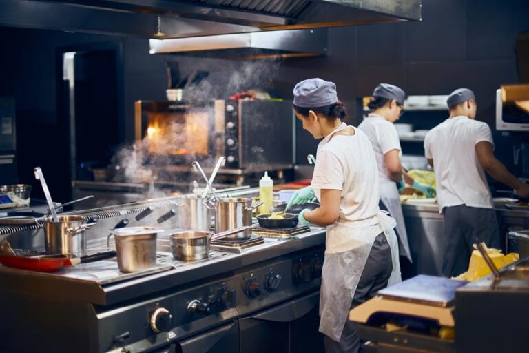 Sine Municipal faz plantão de emprego da gastronomia com mais de 400 vagas em bares e restaurantes de Fortaleza