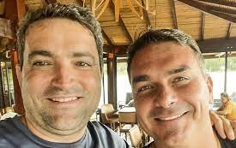Advogado e sócio de Flávio Bolsonaro foge para Miami com a família; suspeita é de que ele escapuliu para não enfrentar a lei