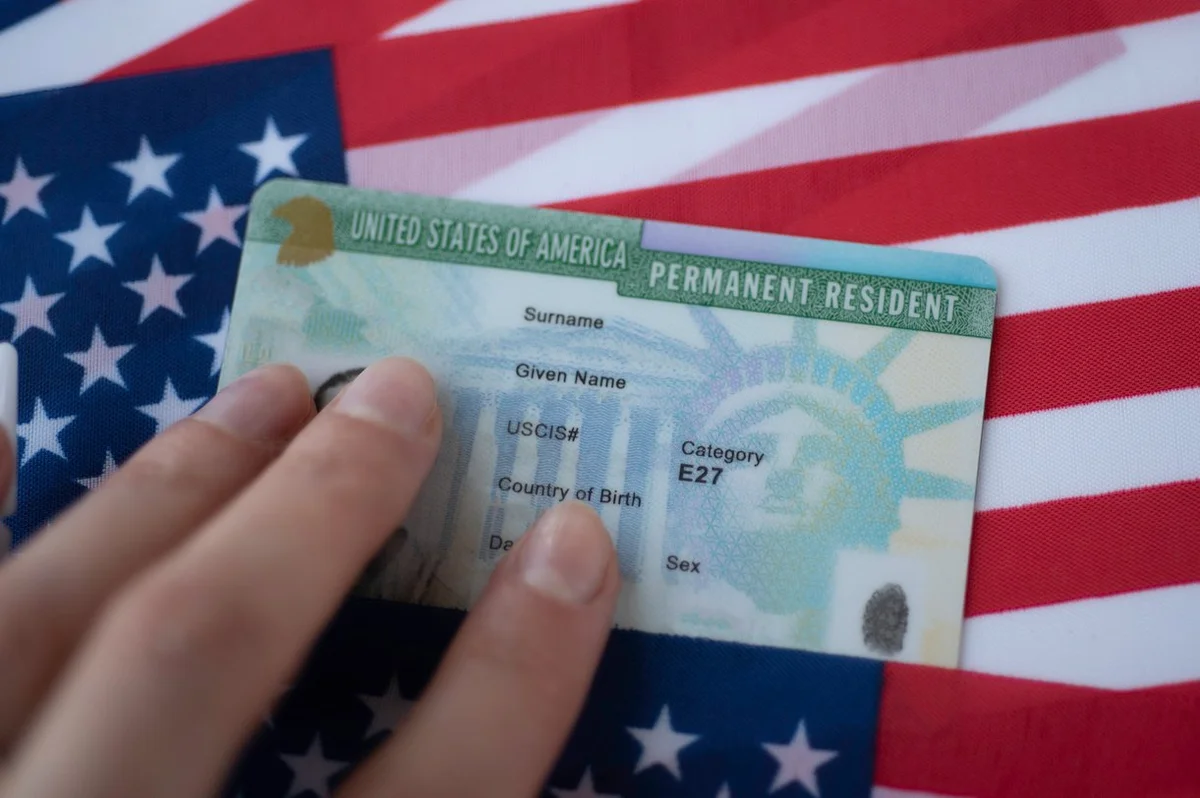 Trump suspende processos de Green Card de oito empresas; entenda os impactos para brasileiros