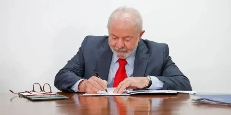 Lula escreve artigo para a Folha e elogia mobilização popular; Flávio ignora jornal e leitores e não envia texto de análise