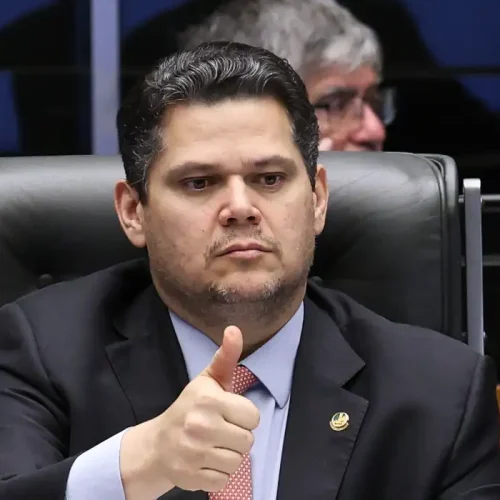 Davi Alcolumbre, que havia “sentado em cima” da PEC do fim da jornada 6×1, desobstrui caminho após conversas com Lula