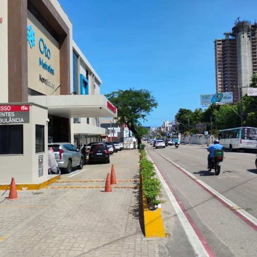 O direito de ir e vir agoniza diante de um hospital (ou “O incrível caso da calçada pública que virou privada”)