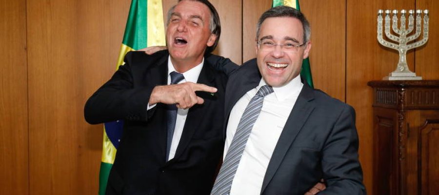 André Mendonça insiste em corroer e fragilizar a Democracia e afasta chefe da PF