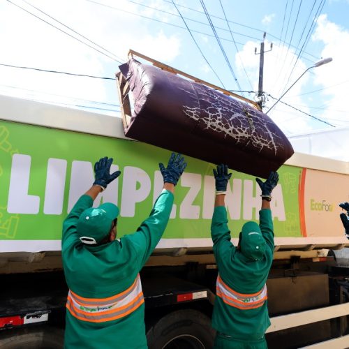 Caminhão Limpezinha, da Prefeitura de Fortaleza, atende 250 agendamentos e recolhe 140 ton de resíduos no primeiro mês de atuação