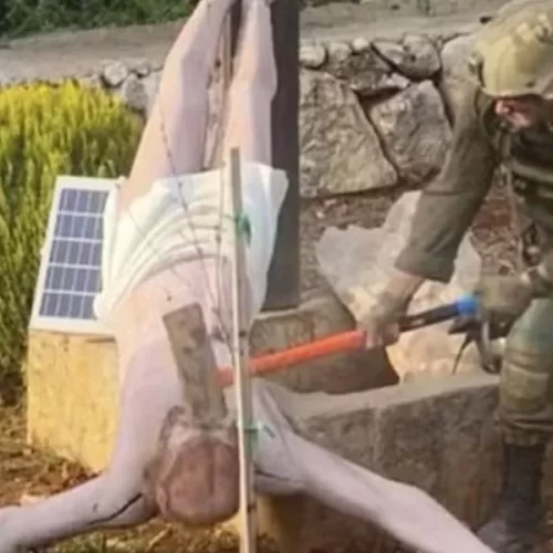 Soldado israelense destrói imagem de Cristo a marretadas; pastores e bolsonaristas também apoiam essa violência de Israel ou só aceitam que se matem crianças?