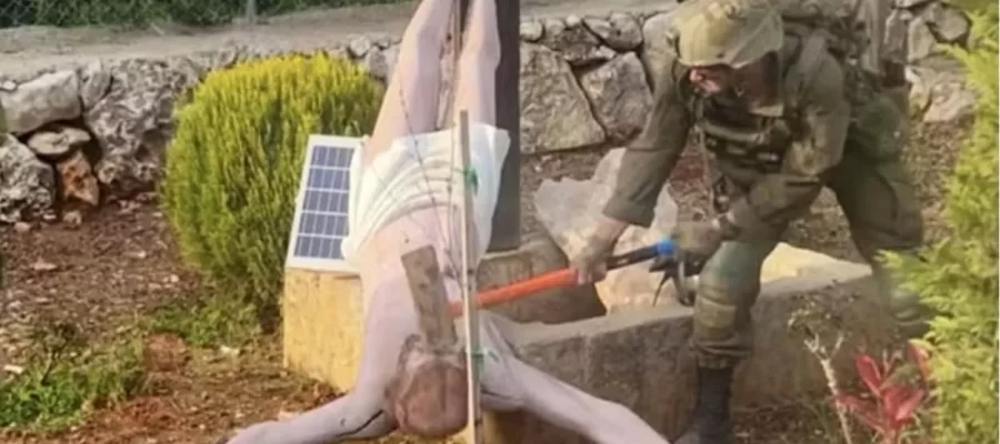 Soldado israelense destrói imagem de Cristo a marretadas; pastores e bolsonaristas também apoiam essa violência de Israel ou só aceitam que se matem crianças?