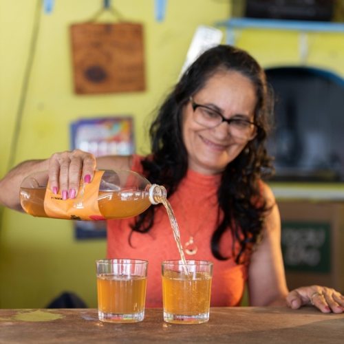 Empresa lança bebida mista alcoólica à base de mel de cacau